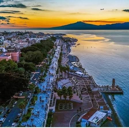 Il lungomare e lo Stretto al tramonto